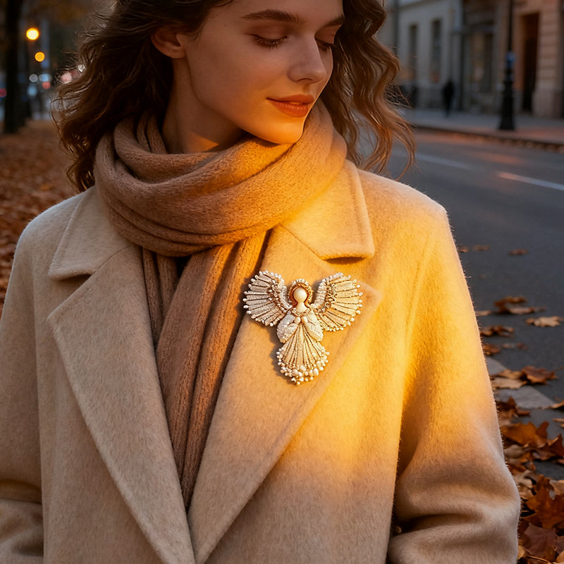 SISTE DAG 50% RABATT 💖 Håndlaget Perle Engel Brosje