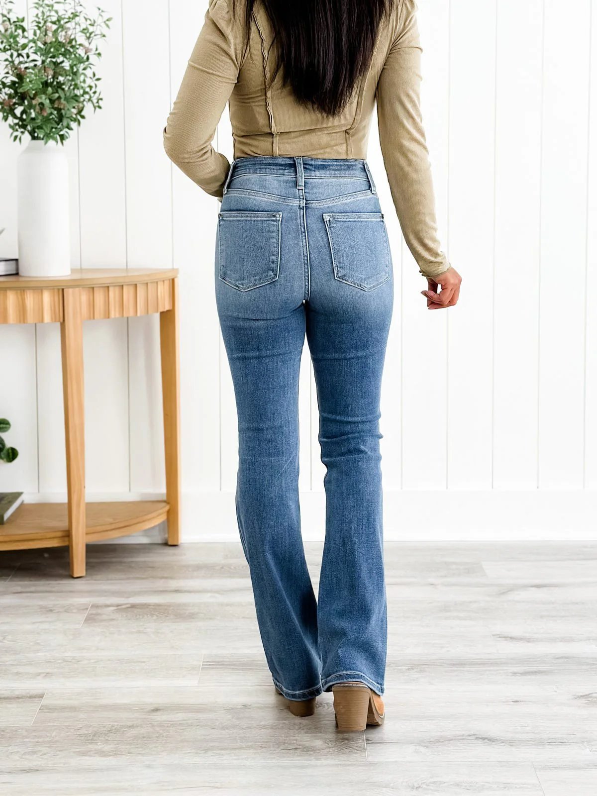 Midjehøye, utsvingte jeans