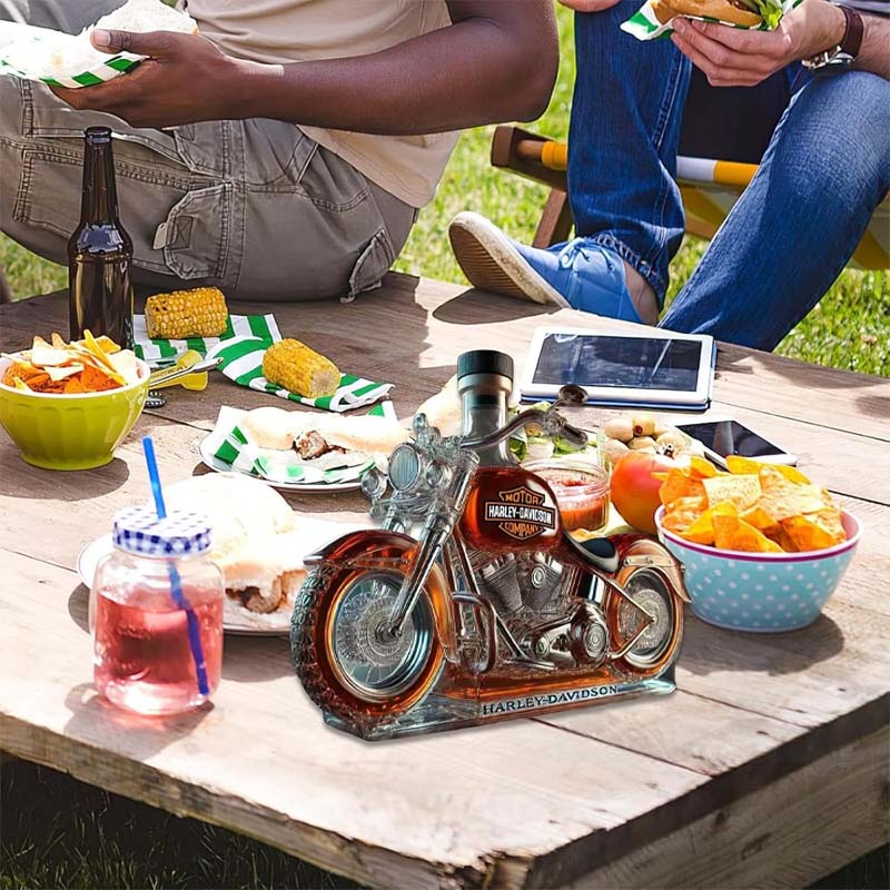 Kreativ vinflaske i motorsykkelglass