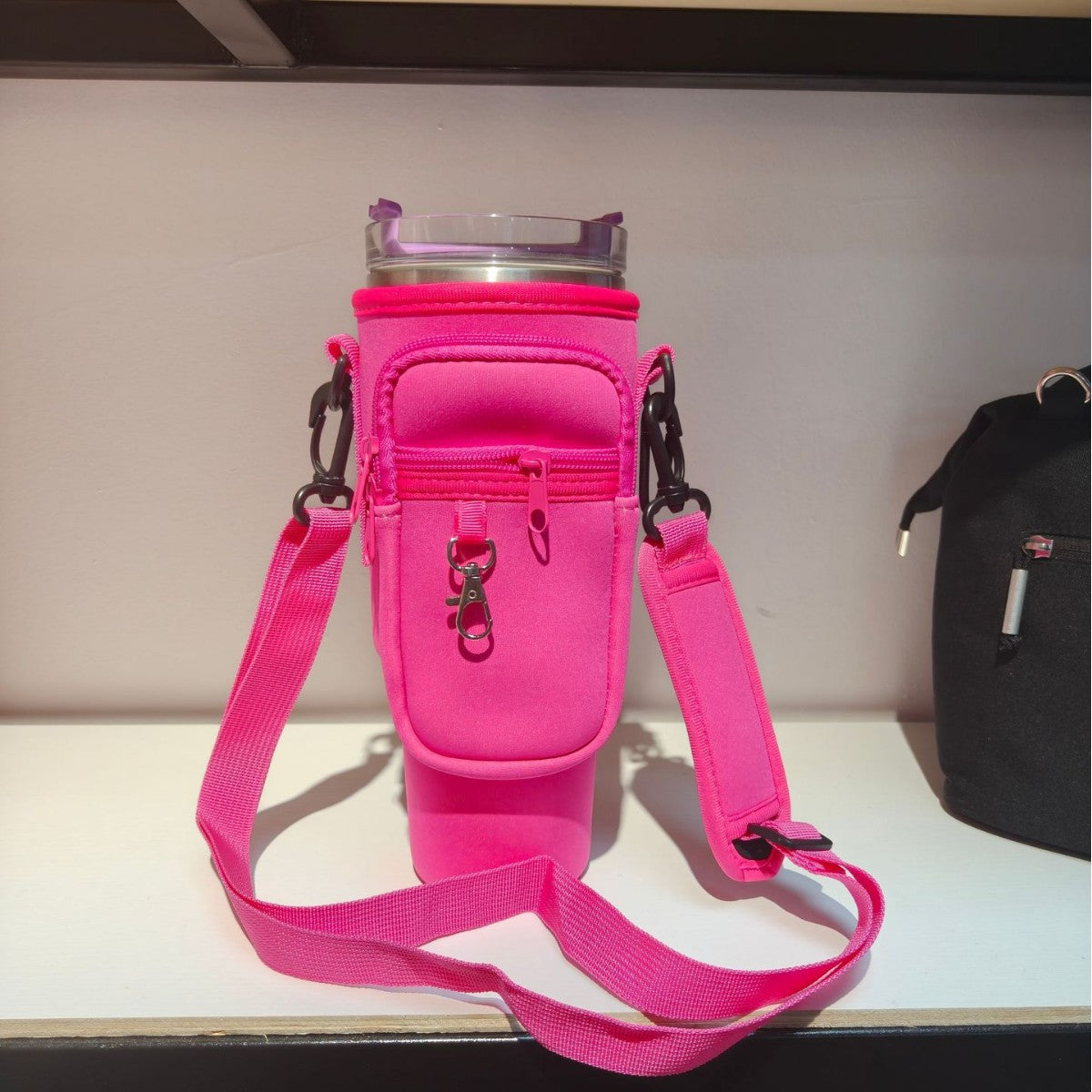 Justerbar skulderveske med termokoppholder for 40 oz