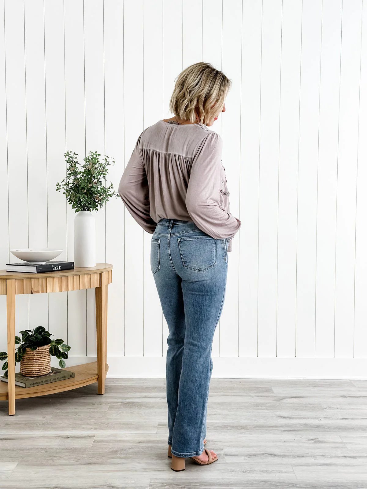 Midjehøye, utsvingte jeans